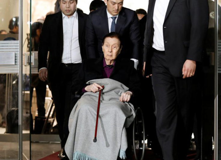 韩国财阀辛格浩：二婚入赘日本战犯家族，89岁和儿子共享26岁女星