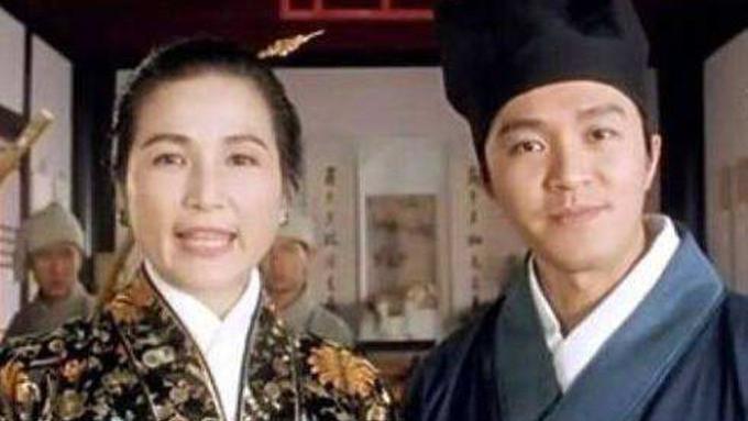 郑佩佩|郑佩佩儿子与洋女友秀恩爱！称父母婚姻失败，曾令他不懂如何去爱