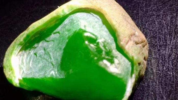 翡翠|300块入手的翡翠原石，同样有视觉震撼！教你鉴别翡翠原石！
