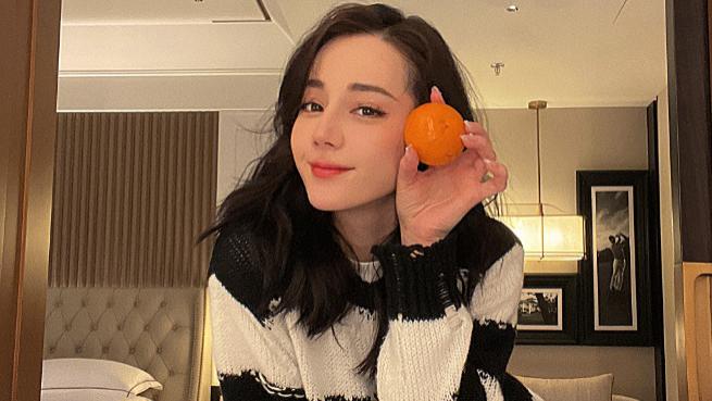 迪丽热巴|迪丽热巴晒拍立得自拍，挑战自拍新角度，摇晃在夏日的慵懒阳光