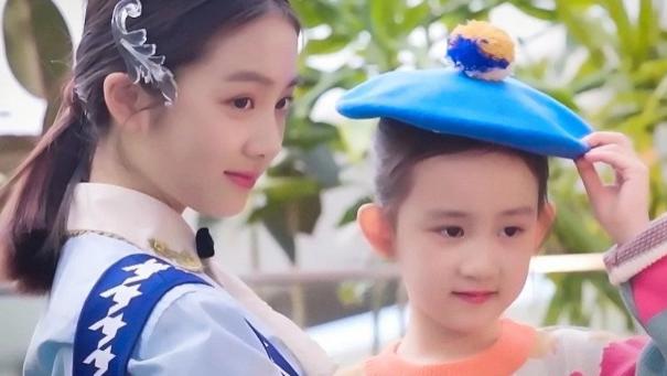 mv|黄磊带小女儿拍MV，9岁黄少艾颜值成焦点，不进娱乐圈可惜了