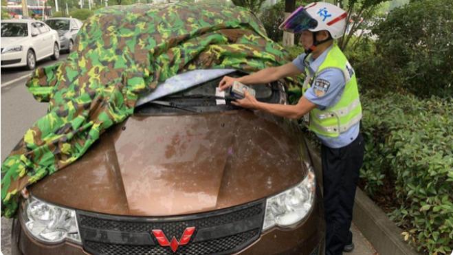 汽车停在车位上扣12分，车主反问交警：违反哪条交规？