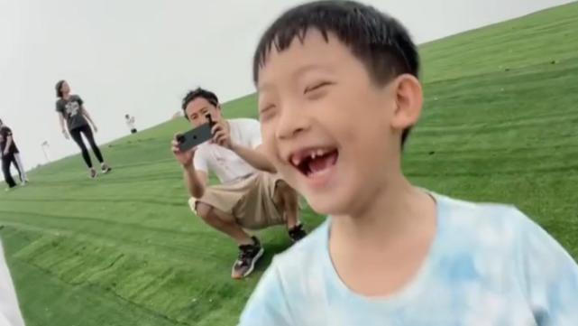 洪天明|洪天明带一家人去玩刺激的滑翔伞 太太周家蔚和两个儿子都很兴奋