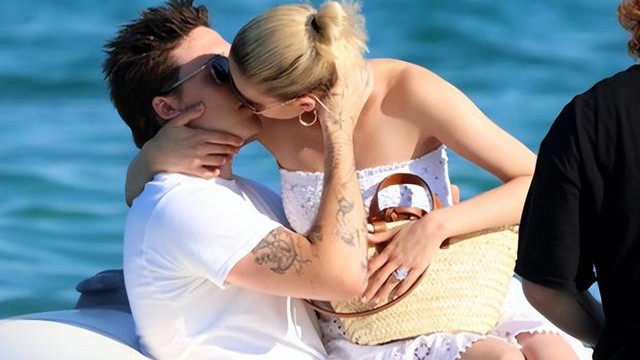 贝克汉姆|贝克汉姆要当爷爷了？长子与妮可拉游艇度假，儿媳用包包遮掩孕肚