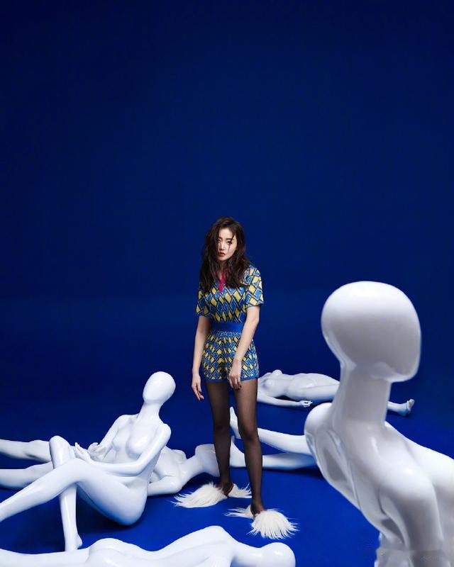 张天爱性感丝袜装扮美照欣赏