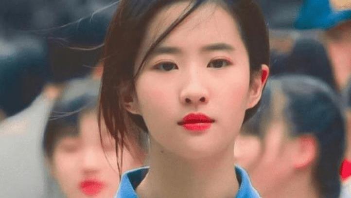 有一种尴尬叫“被发型封印颜值”，连高圆圆都被黄圣依艳压了