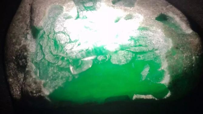 翡翠|鸡蛋大小的后江翡翠原石，开窗后色阳水绿，成品表现更是惊艳众人！