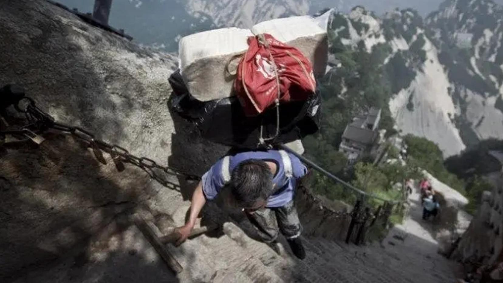 华山|险峻的华山上的每层台阶，成了一位独臂挑夫唯一的生存信仰