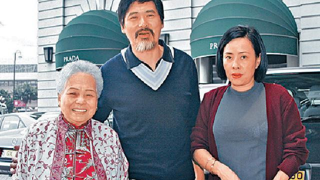 周润发|周润发74岁胞姐被曝居住环境邋遢堪忧，她回应说：弟弟送的，我很满足了