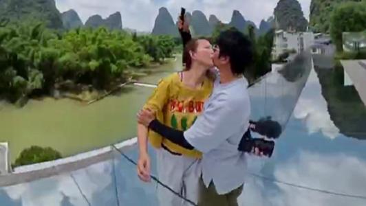 蔡少芬|蔡少芬与张晋幸福出游，搂腰老公深情热吻，结婚14年恩爱如初