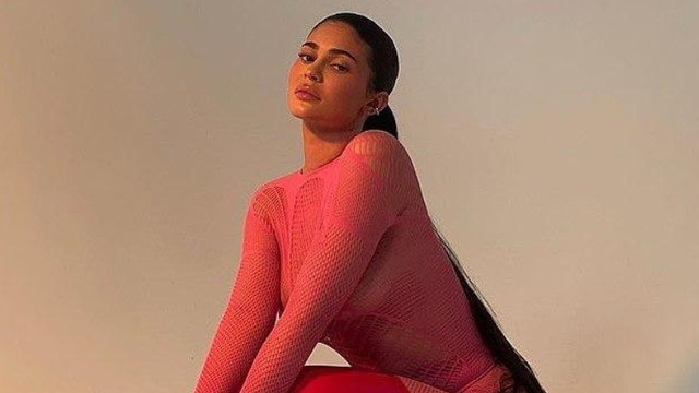 凯莉|24岁凯莉晒最新靓照！穿渔网短裙秀丰腴身姿，孕后身材仍一绝