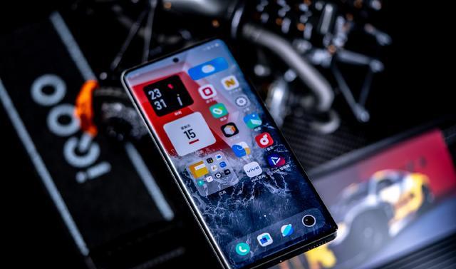 iqoo10|相差200元，真我GT2大师探索版和IQOO10相比，哪一款更值得推荐？