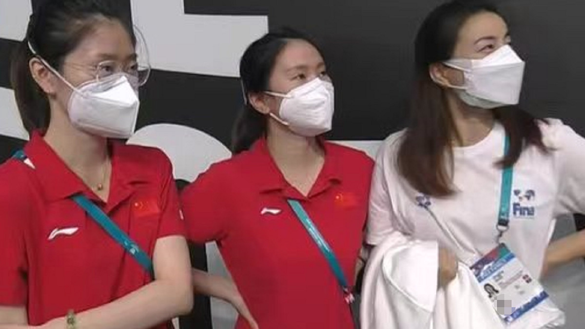 穿衣搭配 郭晶晶为事业缺席老公生日！儿子穿60元国货下厨，却被妹妹抢风头