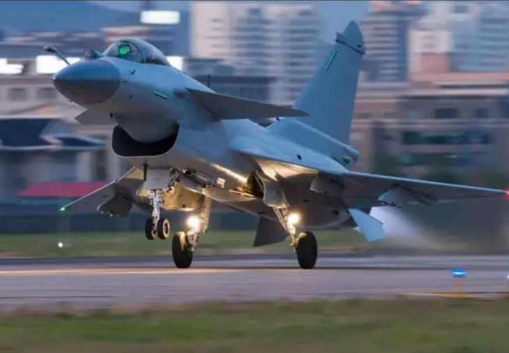 近期，中国歼10战机家族的最新