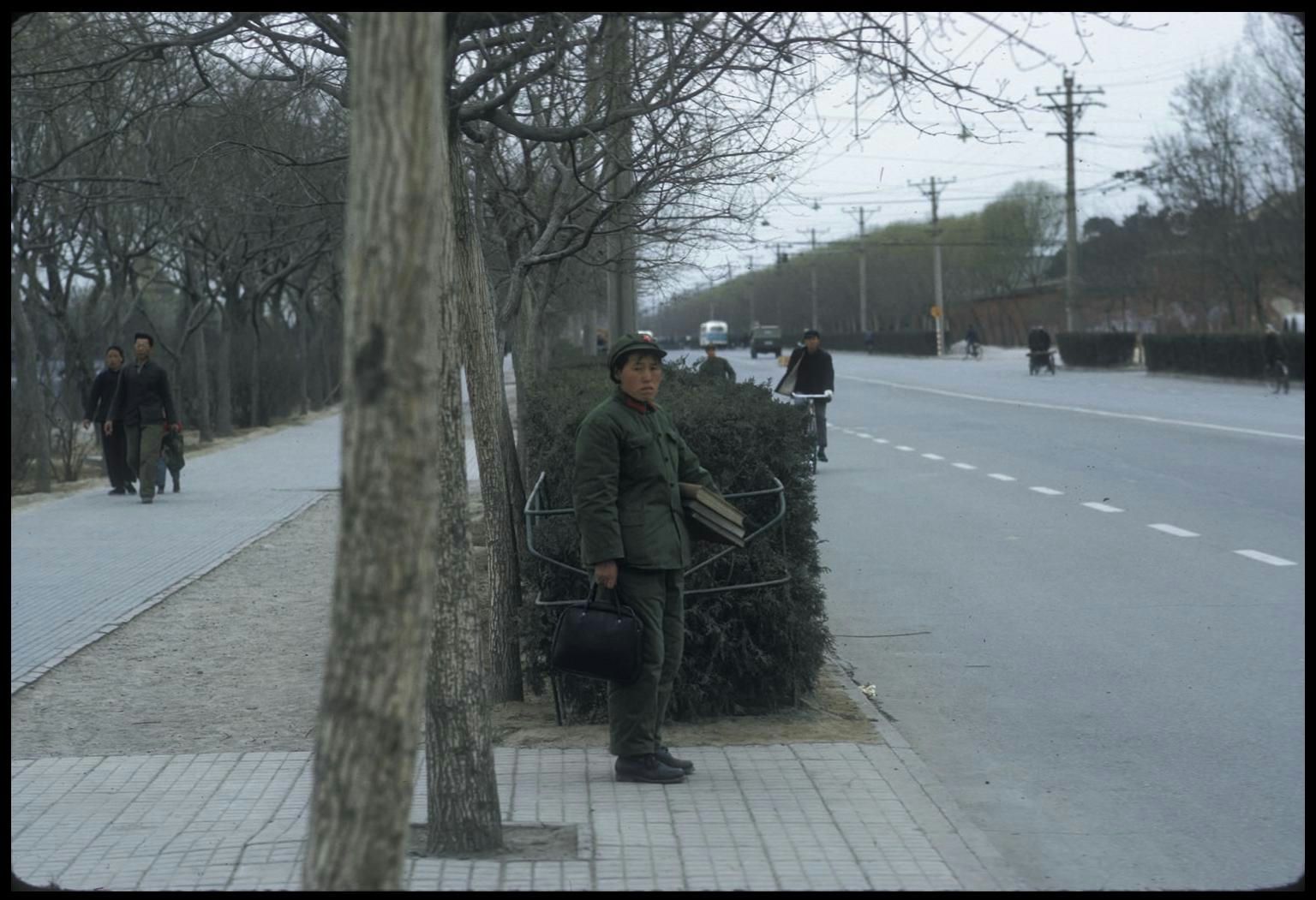 1972年4月的北京街头，市民