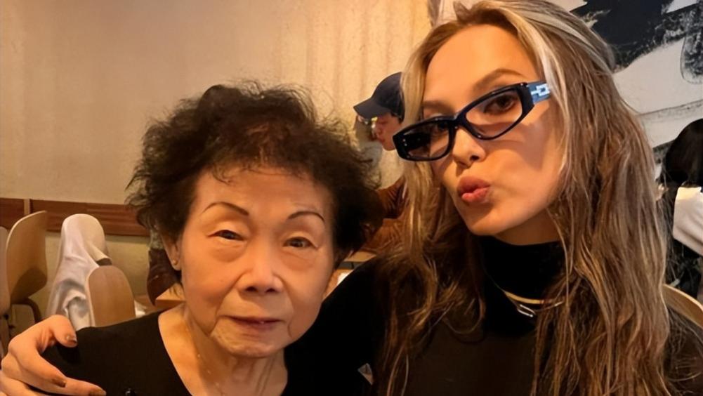 上海市|谷爱凌与妈妈姥姥现身美国街头，名包项链打眼，倒时差仍不忘跑步