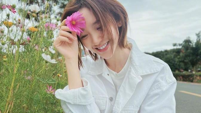 唐艺昕|唐艺昕晒张若昀视角美照，素颜镜头下仍然美，无名指上的婚戒很素