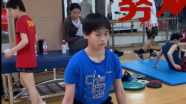 发型|全红婵晒苦练近照！如今15岁发育明显模样大变，锅盖头发型再抢镜