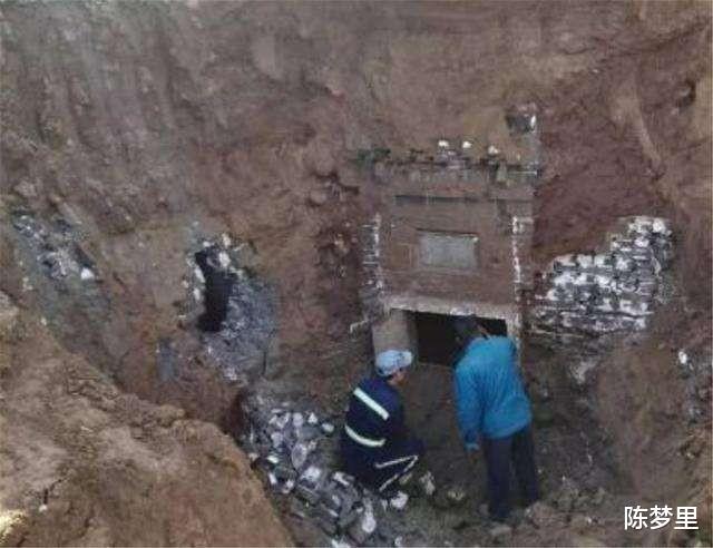 挖地基发现明朝古墓, 全部墓墙都用青花瓷堆成, 专家: 从没见过