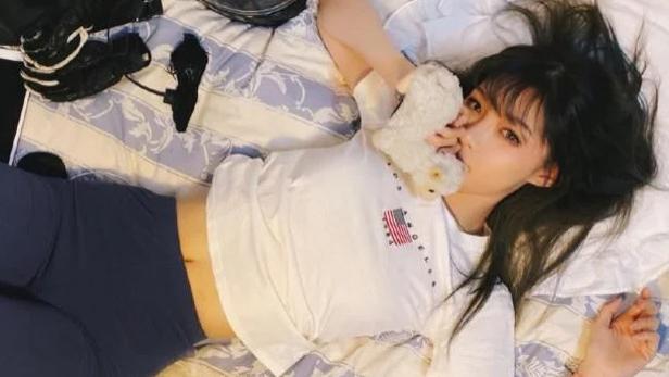 明星素颜|网红“痞幼”素颜照曝光，尖嘴猴腮被嘲像“猴王”，网友：心碎了