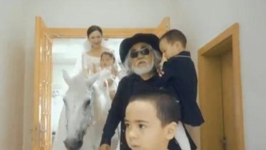 孙若微|70岁张纪中疑补办婚礼！骑白马进酒店，抱娃健硕不服老
