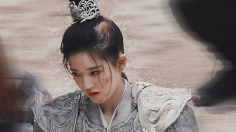 迪丽热巴|都说赵露思的战损妆很绝，看到迪丽热巴的打扮，我承认有被惊艳到