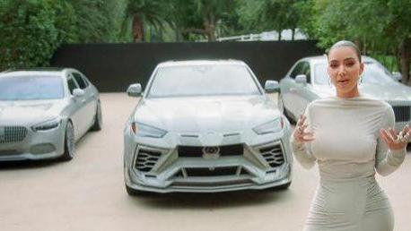 金·卡戴珊|41岁金卡戴珊敞开豪宅，保持侃爷在时的清冷，公开3辆最爱的豪车