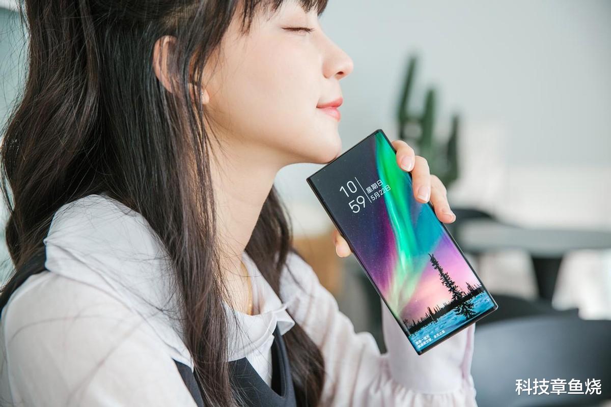 固态硬盘|目光移不开啊!妹子与中兴Axon 40 Ultra我都喜欢