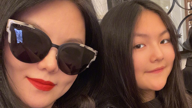 李湘|李湘带女儿看秀，13岁王诗龄穿3万4大衣打扮奢侈似名媛，母女五官像烙饼