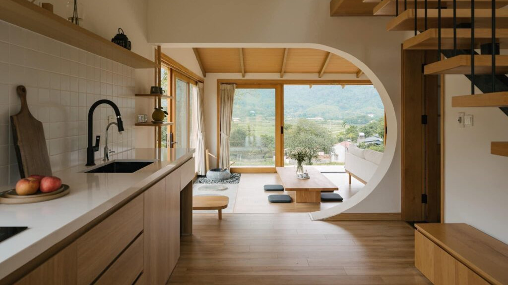 这个养老房绝了啊！小两层依附在山脚下，拱形门窗带来数不尽的温柔