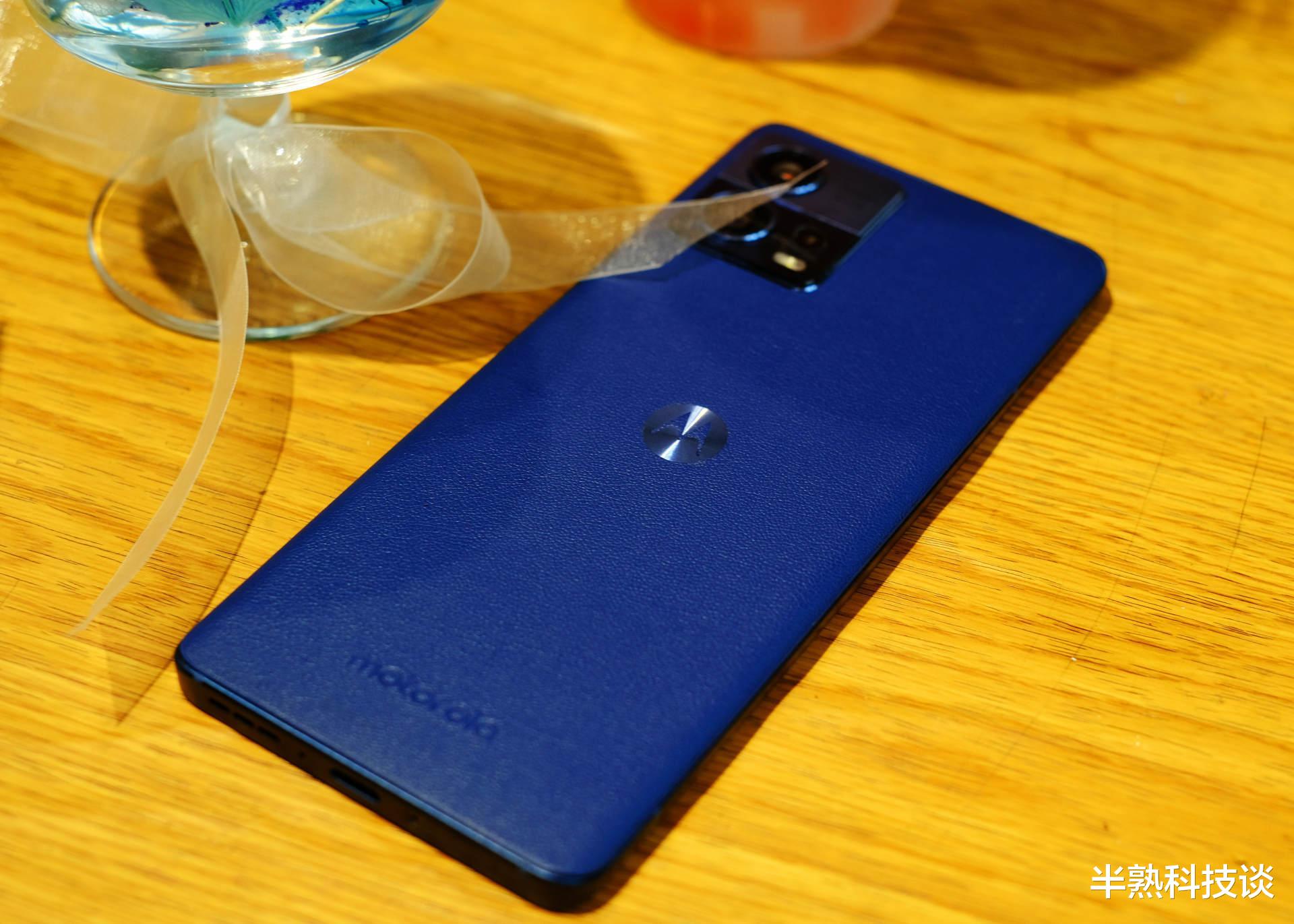 乐视|2000元买旗舰?moto S30 Pro评测:它做了小米如今不敢做的事