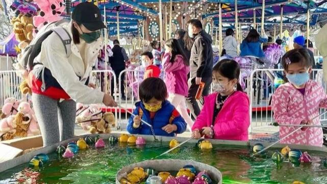 钟嘉欣|钟嘉欣晒老公视角秀幸福，挺三胎孕肚陪儿女坐旋转木马，状态超好