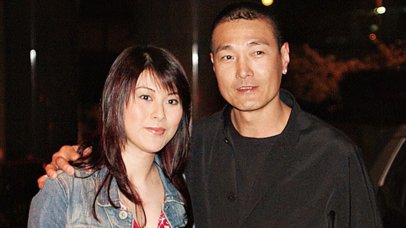 卢惠光|卢惠光准儿媳大秀好身材，穿吊带裙古铜色皮肤吸睛，目前在当网红