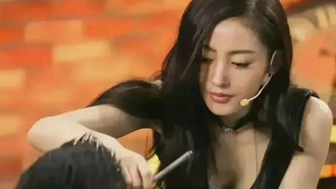 张天爱|张天爱穿低领长裙录节目，弯腰给男嘉宾化妆惹争议，被指掉价了