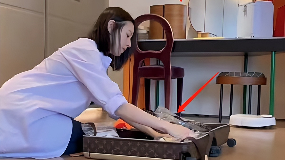 董洁|董洁跪在地上整理行李，卧室内景曝光，出差前不忘给儿子做饭！