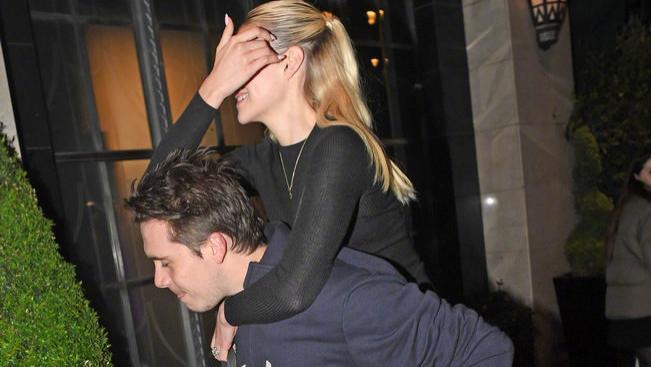 布鲁克林|老婆奴实锤！贝克汉姆大儿子布鲁克林大街上背老婆，老婆害羞遮脸