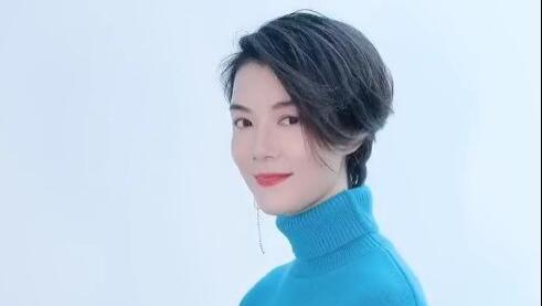 车晓|车晓喝咖啡上班！穿毛衣喇叭裤超苗条，戴皮手套下楼梯变冷艳美人