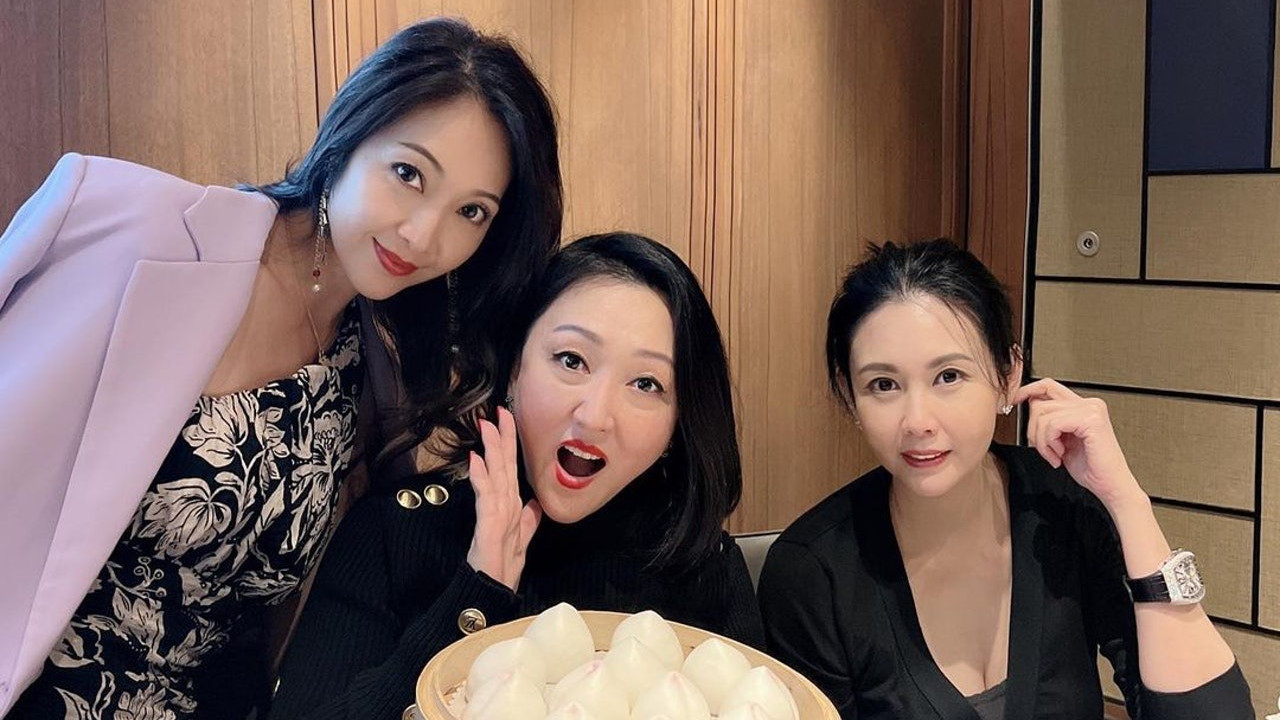 邱淑贞|54岁邱淑贞为好友庆生罕露脸，戴名表钻戒显贵气，坐在角落仍抢镜