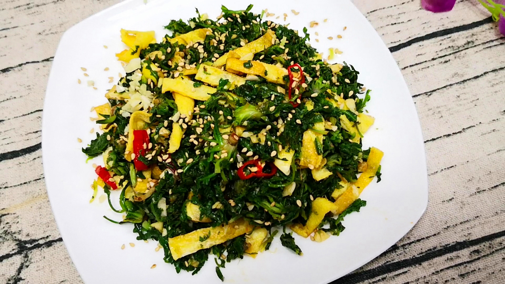 荠菜|春天，碰到这菜别手软，3元一斤吃得起，钙含量极高，凉拌最鲜美