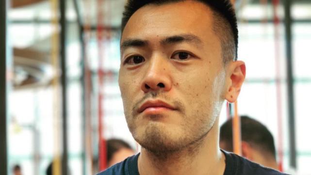 刘鸣炜|平凡灰姑娘倒追成功！刘銮雄长子刘鸣炜晒与女友甜蜜互搂宣布再婚