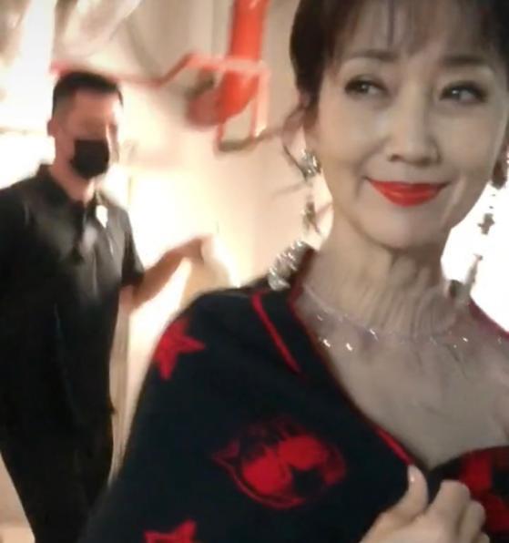 赵雅芝|赵雅芝穿纱裙出行，手掐着披肩需要助理搀扶，“66岁要注意保暖”