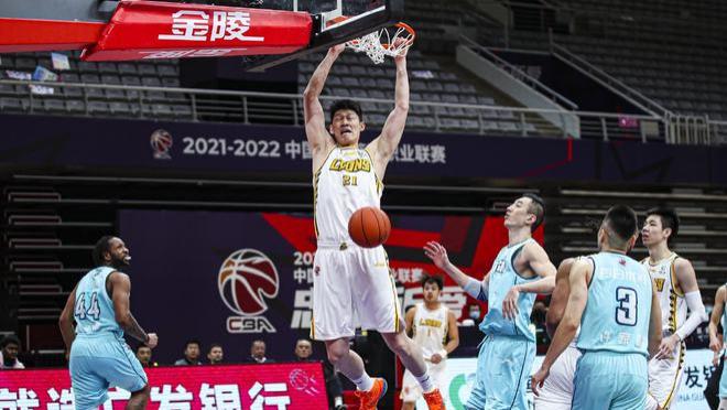 王博|CBA坏消息！中国男篮内线大将意外受伤，王博遭遇用人危机