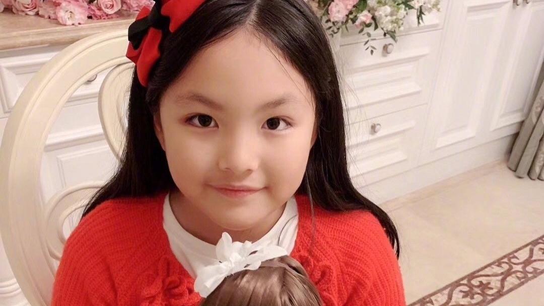 王诗龄|王诗龄太争气了，减肥成功“瘦到没朋友”，口罩都挡不住她的美