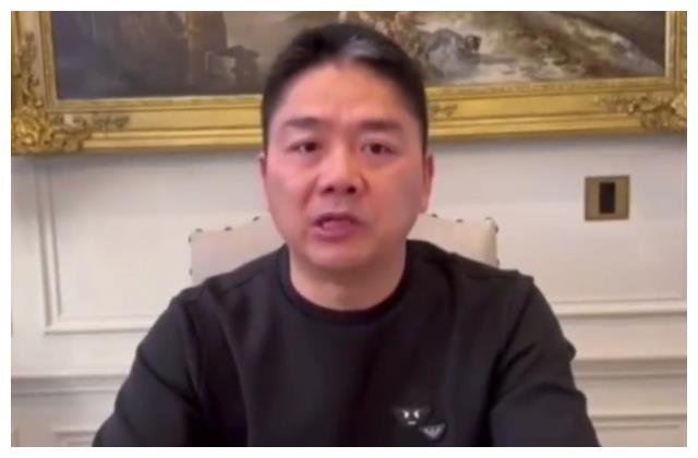刘强东感染新冠，陪章泽天在家待产超贴心，发福明显嘴巴有点歪