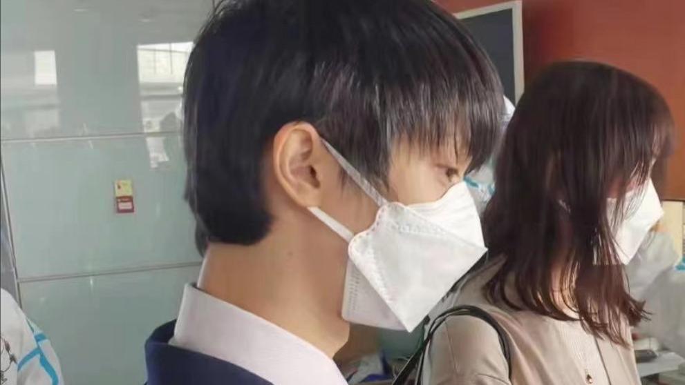 羽生结弦|妈妈陪伴，羽生结弦现身北京，手拿证件显腼腆，冬奥首秀时间敲定
