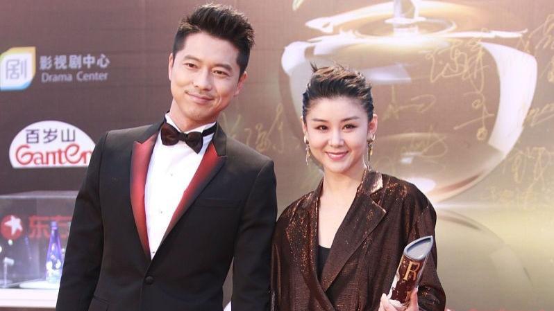 穿衣搭配|王雷有多宠妻，从站姿就能看出来，35岁妻子脸型圆润好似25岁