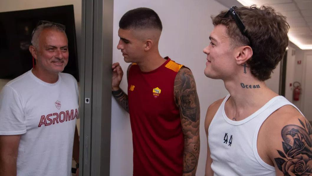 罗马队|罗马花絮，意大利著名歌手拜访穆帅和罗马队，扎尼奥洛也微笑见面