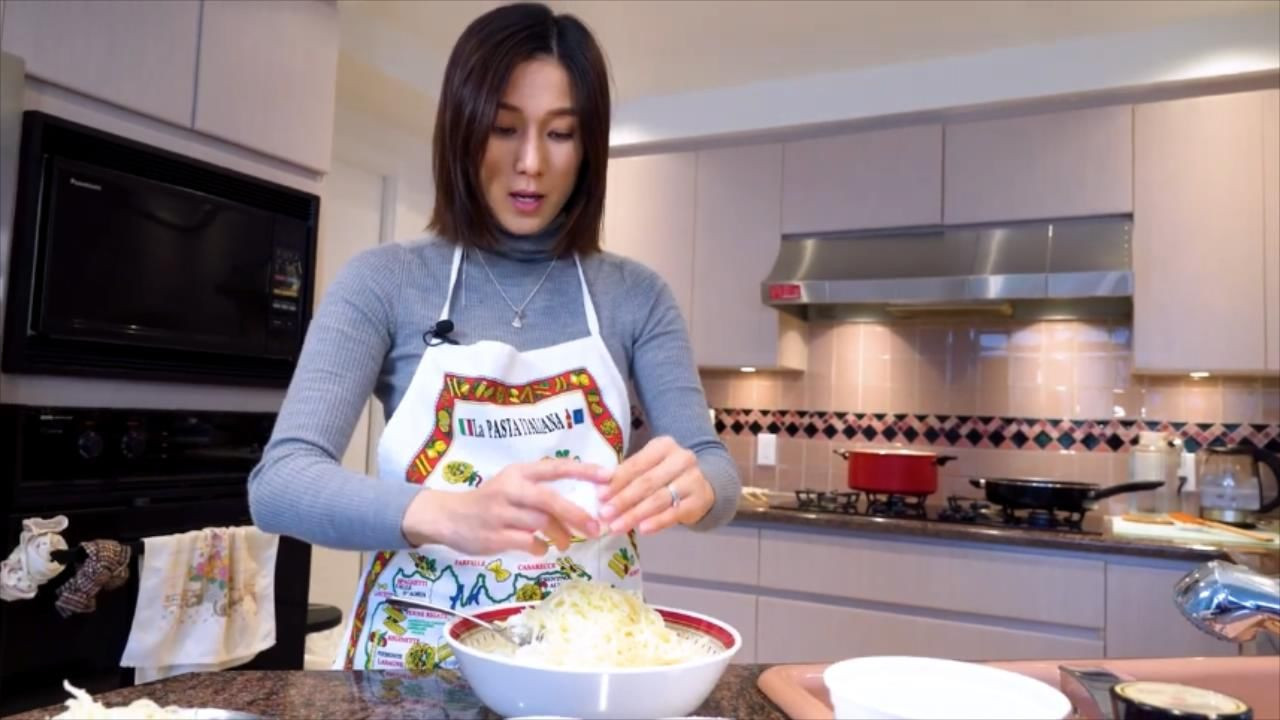 钟嘉欣|38岁钟嘉欣挺着肚子下厨，素颜出镜孕味十足，手上婚戒太抢眼！