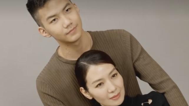 |胡军老婆携儿女拍大片，13岁康康又帅又A像爸爸，微笑唇好迷人