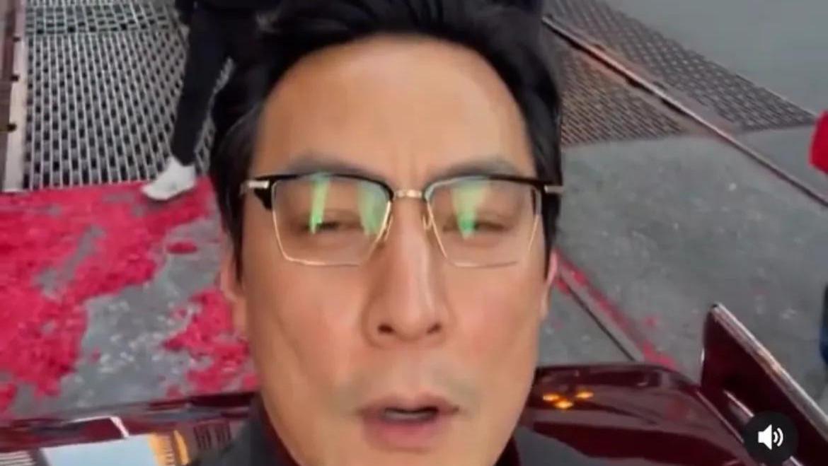 吴彦祖|吴彦祖一家三口参加花车巡游，8岁女儿漂亮似洋娃娃，和妈妈很像